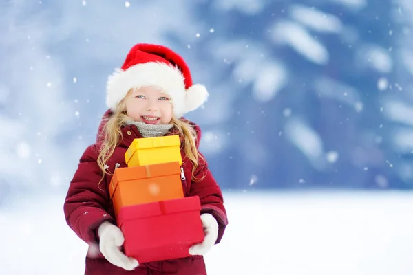 Κοριτσάκι που κρατάει ένα σωρό δώρα Χριστουγέννων — Φωτογραφία Αρχείου