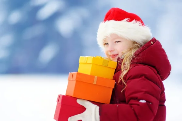 Κοριτσάκι που κρατάει ένα σωρό δώρα Χριστουγέννων — Φωτογραφία Αρχείου