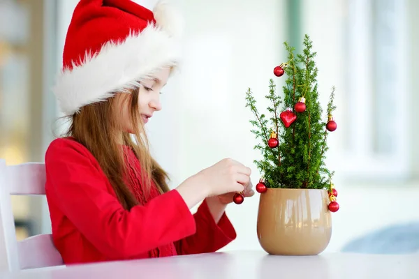 Κορίτσι διακόσμηση μικρό χριστουγεννιάτικο δέντρο — Φωτογραφία Αρχείου