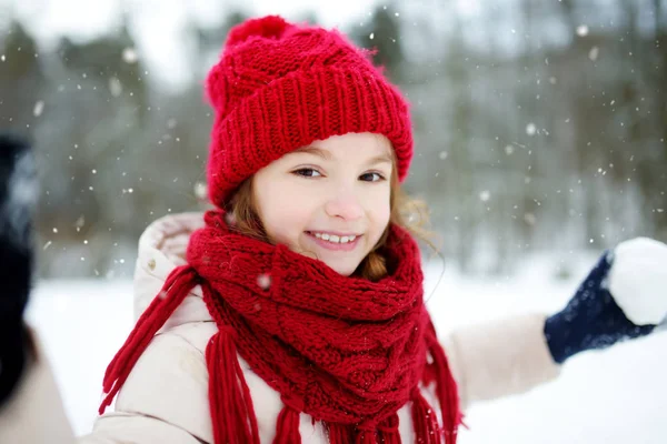 Criança bonito brincando em uma neve . — Fotografia de Stock