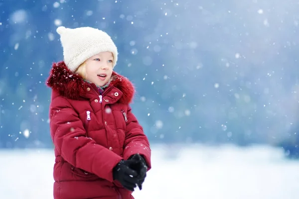 Χαριτωμένο παιδί που παίζει στο χιόνι. — Φωτογραφία Αρχείου