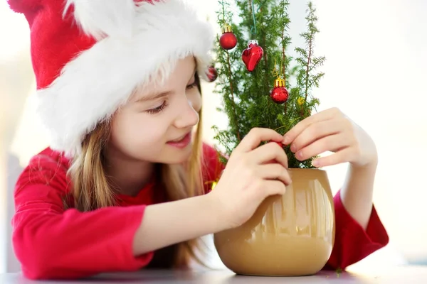 Menina decorando árvore de Natal — Fotografia de Stock