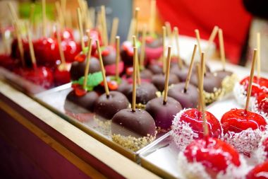 Elma kırmızı şeker daldırma 