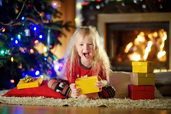 Menina brincando na sala de estar — Fotografia de Stock