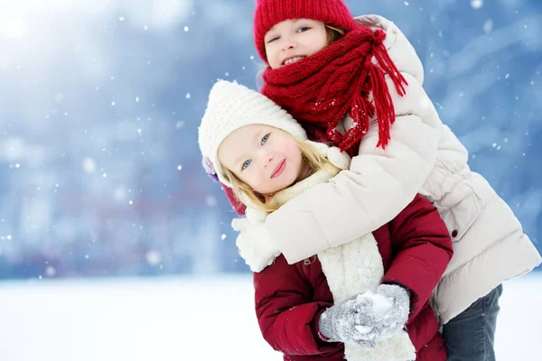 Kleine meisjes in prachtig winter park — Stockfoto