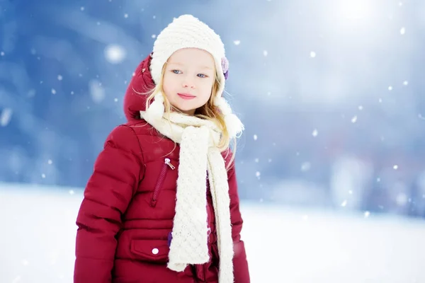 Kleines Mädchen im wunderschönen Winterpark — Stockfoto