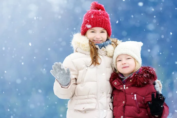 Маленькие девочки в красивом зимнем парке — стоковое фото