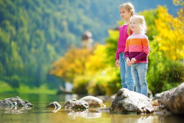 küçük kız Konigssee manzarayı