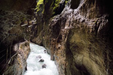 Partnach Gorge akan mavi su 