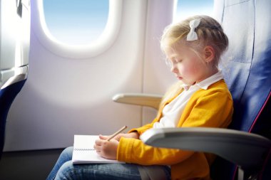 küçük kız uçakla seyahat