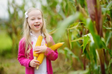 küçük kız Mısır alanında tutarak