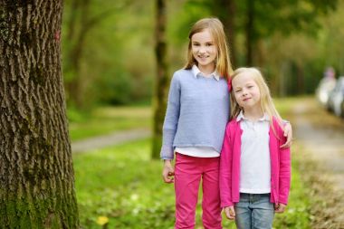 gülüyor ve sarılma kız 