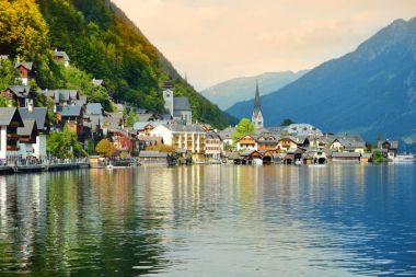 Avusturya Alplerinde kasabada Hallstatt lakeside