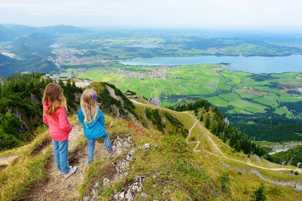 Dos hermanas disfrutando de una vista pintoresca — Foto de Stock
