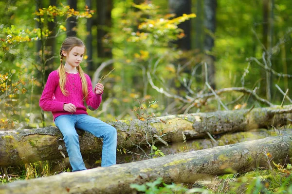 Ragazza divertirsi durante l'escursione nella foresta — Foto Stock