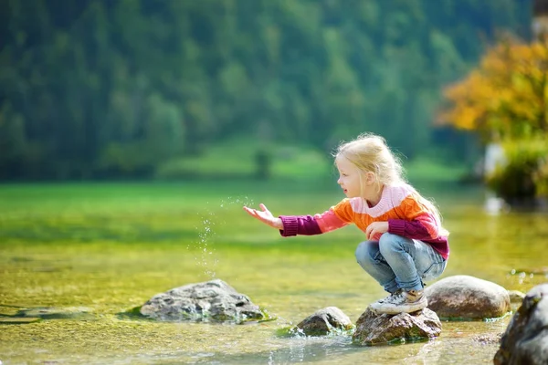 Kleines Mädchen spielt am Königssee — Stockfoto