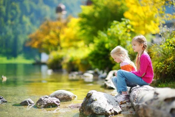 Zusjes spelen bij Konigssee — Stockfoto