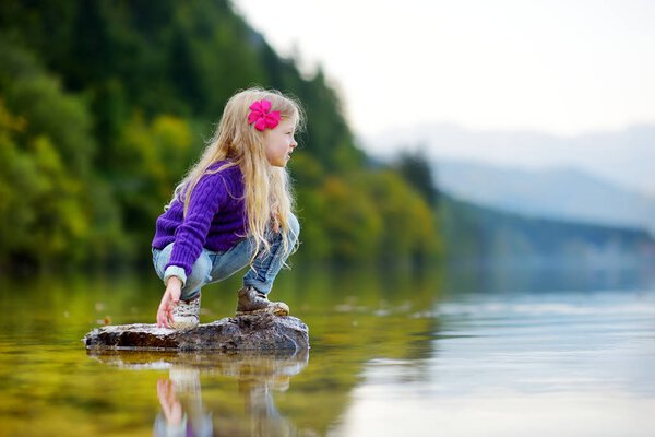 little girl at Hallstatter See lake 