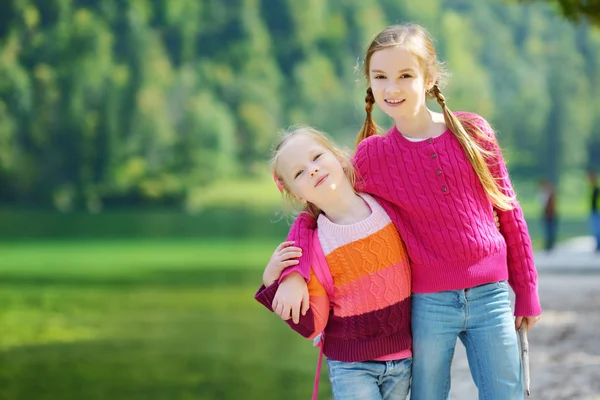 Little sisters poserar på Königssee — Stockfoto