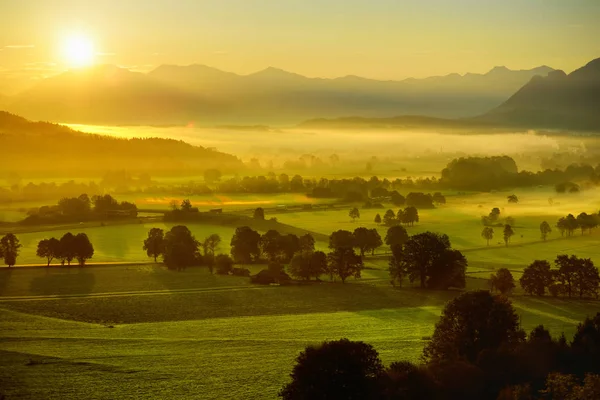 Petit village bavarois couvert de brouillard — Photo