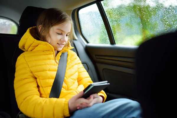 Menina no carro leitura ebook — Fotografia de Stock