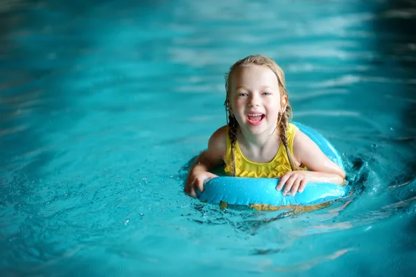 Meisje zwemmen met opblaasbare ring — Stockfoto