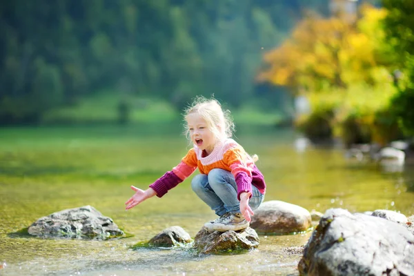 Petite fille jouer à Konigssee — Photo