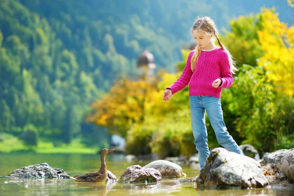 Malá holčička se těší pohled na Königssee — Stock fotografie