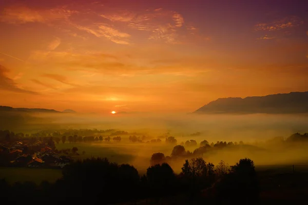 Невеликий баварському селі покриті туман — стокове фото