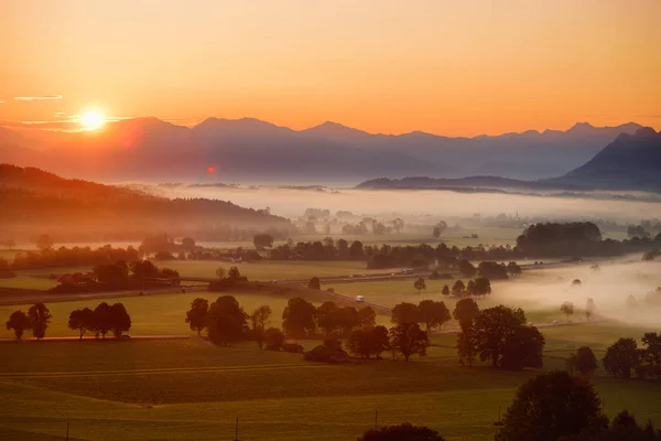 被雾笼罩的小巴伐利亚村庄 — 图库照片