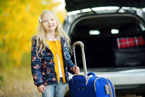 Gadis dengan koper di dekat mobil — Stok Foto