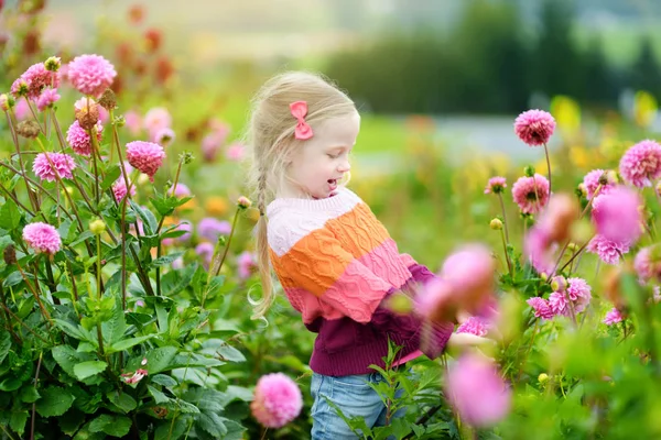Menina admirando flores — Fotografia de Stock