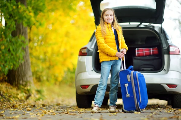 Fille avec valise près de la voiture — Photo