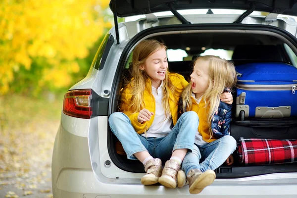 Små flickor sitter i bilen stammen — Stockfoto