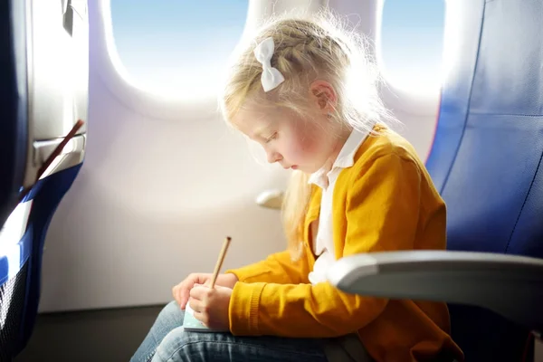 Bambina che viaggia in aereo — Foto Stock