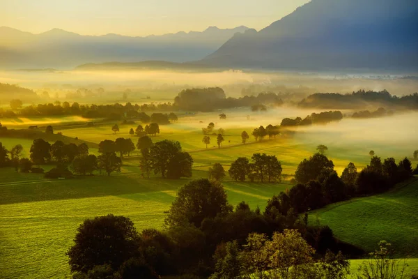 Małej bawarskiej miejscowości pokryte mgłą — Zdjęcie stockowe