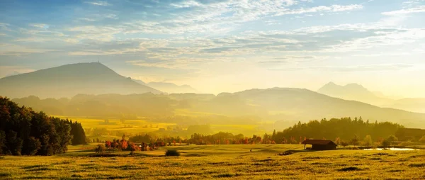 Rakouský venkov na západ slunce. — Stock fotografie