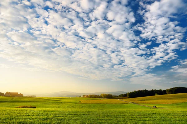 Oostenrijkse platteland op zonsondergang. — Stockfoto