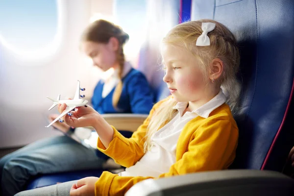 Очаровательные маленькие девочки путешествуют на самолёте . — стоковое фото
