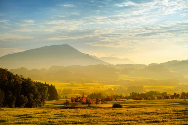 Østrigs landskab ved solnedgang . - Stock-foto