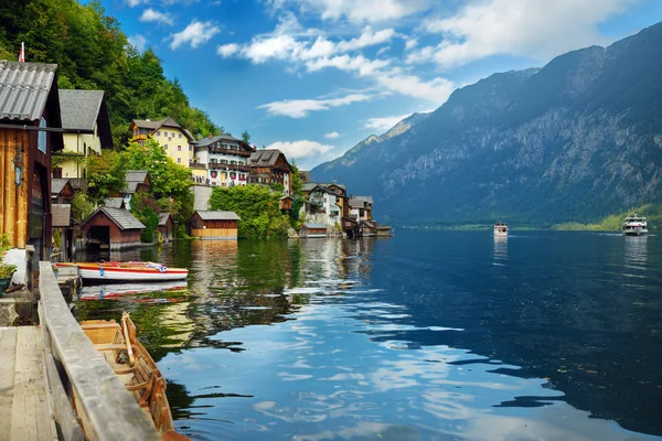 Hallstatt ciudad junto al lago en los Alpes austríacos — Foto de Stock