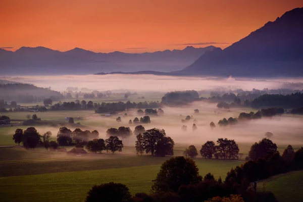 Маленькая баварская деревня, покрытая туманом — стоковое фото