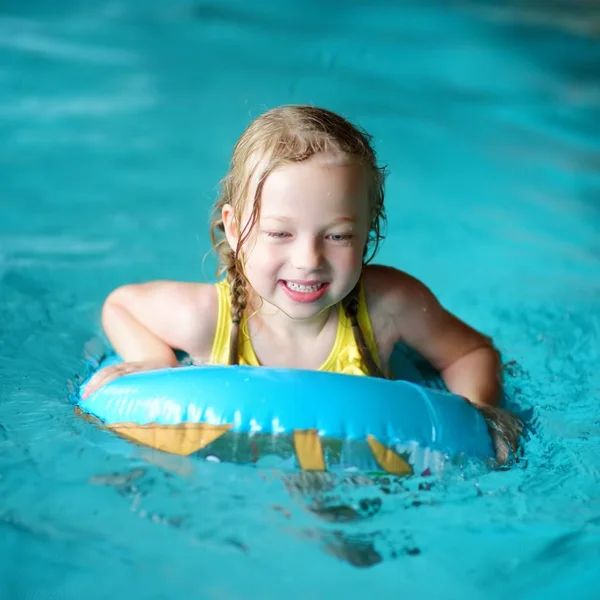 Meisje zwemmen met opblaasbare ring — Stockfoto