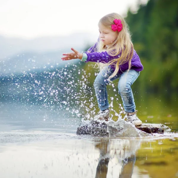 Маленька дівчинка на озері Hallstatter див. — стокове фото
