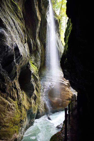 Blauw water stroomt in Partnach Gorge — Stockfoto