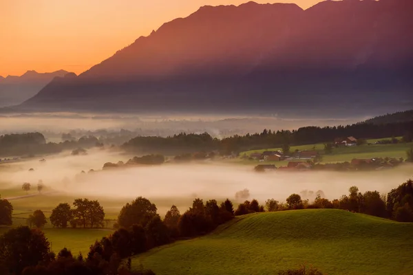 Невеликий баварському селі покриті туман — стокове фото