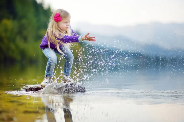 Маленька дівчинка на озері Hallstatter див. — стокове фото