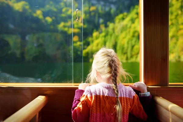 Küçük kız Konigssee manzarayı — Stok fotoğraf