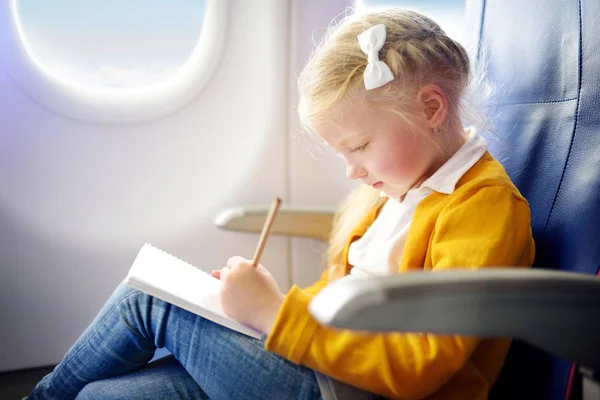 Bambina che viaggia in aereo — Foto Stock