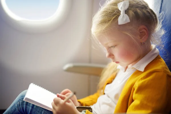 Niña viajando en avión — Foto de Stock